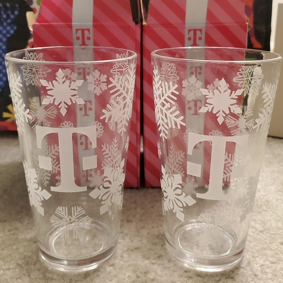 NEW T-Mobile Set of 2 Holiday Snowflake Winter Scene Pint Glass Tumblers NIB - Picture 2 of 16